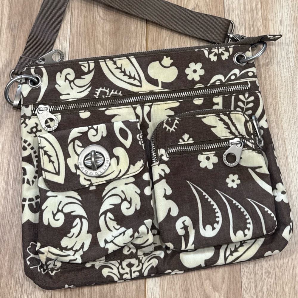 NWOT Baggallini Brown and Cream Patterned Crossbody Bag